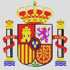 Puede incluir: El escudo de armas de España presenta un escudo rojo y amarillo con un castillo, un león y una cadena. El escudo está rodeado por dos pilares con las palabras "Plus Ultra" y "PLVS VLTRA" en ellos. El escudo está coronado con una corona.