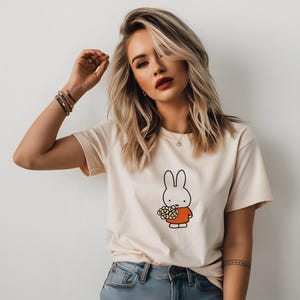 T-shirt unisex Miffy tinta in capo, regalo per gli amanti dei conigli, maglietta con grafica di coniglio, maglietta con personaggio di libri per bambini, maglietta minimalista con cartone animato