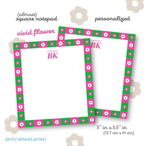 Könnte beinhalten: Zwei personalisierte quadratische Notizblöcke mit den Maßen 12,7 cm x 14 cm. Jeder Block hat eine weiße Mitte und einen Rand aus abwechselnd pinkfarbenen und grünen Quadraten mit kleinen weißen Blumen. Der Text a note from BK ist pink.