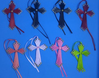 Cruces de lona plástica hechas con cinta de colores, brillantina dorada, perlas y gemas.