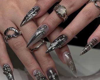 Handgemachte Gothic Black Drücken Sie auf die Nägel mit 3D Silber Charms | Edgy Y2K Cyberpunk False Nails | Luxus Lange Mandel Grunge Kleber Auf | Wiederverwendbarer Nagel