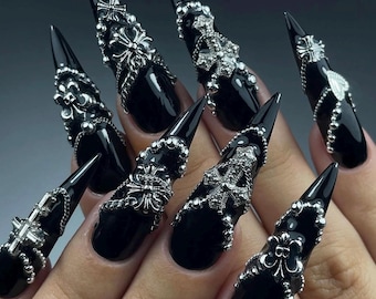 Custom handgemaakte luxe persnagels gotische zwarte stiletto met 3D zilverchroom bedels Y2K amandelvorm | Nepgelnagels | Herbruikbare lijm