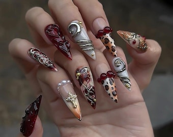 Unghie finte Y2K con stampa leopardata e cristalli rossi / Unghie lunghe di lusso con estetica punk e vortici argentati, set di tendenza fatto a mano