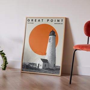 Op de afbeelding: Een ingelijste print van een vuurtoren met een grote oranje zon erachter. De print is getiteld "Great Point Lighthouse, Nantucket, MA".