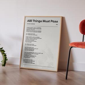 Può includere: Una stampa incorniciata del testo della canzone "All Things Must Pass" di George Harrison. Il testo è stampato in nero su sfondo bianco. La cornice è in legno e ha una finitura marrone chiaro.