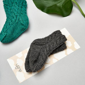 Chaussettes unisexes tricotées pour bébé, cadeau de baby shower asphalt grey