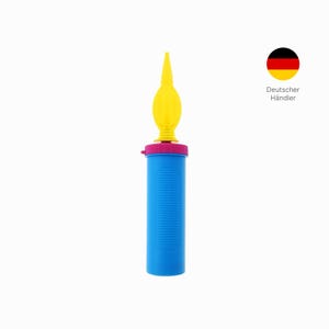 Könnte beinhalten: Eine blaue Ballonpumpe mit einer gelben Düse. Die Pumpe hat einen rosafarbenen Kopf und einen strukturierten blauen Körper.