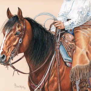 Peut inclure: Dessin d&eacute;taill&eacute; d'un cheval brun avec une crini&egrave;re noire et une raie blanche sur le visage. Le cheval est sell&eacute; et brid&eacute;, avec un cow-boy tenant les r&ecirc;nes. Le cow-boy porte des chaps et une chemise blanche.