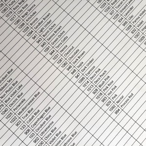 Może przedstawiać: Szczeg&oacute;łowa tabela z nazwami kolor&oacute;w i odpowiadającymi im numerami, w tym odcienie niebieskiego, r&oacute;żowego i brązowego. Układ w kratkę zawiera r&oacute;żnorodne odcienie, takie jak "Electric Blue", "Blush Pink" i "Chocolate."