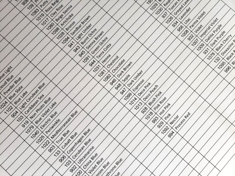 Może przedstawiać: Szczeg&oacute;łowa tabela z nazwami kolor&oacute;w i odpowiadającymi im numerami, w tym odcienie niebieskiego, r&oacute;żowego i brązowego. Układ w kratkę zawiera r&oacute;żnorodne odcienie, takie jak "Electric Blue", "Blush Pink" i "Chocolate."