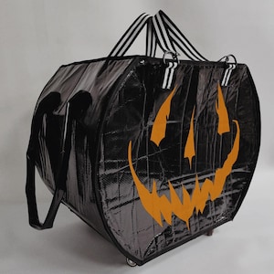 Bolsa con ruedas para el coche con forma de calabaza de The Undertaker Salem y telaraña morada en el interior. Lista de Navidad gótica. Se pliega. Compras. Recados. Curiosidades.