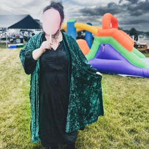 Magisk smaragdgrön metallisk sammet Spellduster-kimono | JULDRAVA | Stor överdragsduk | Metallisk och ribbad sammet | Julklapp