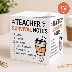 Può includere: Un cubo bianco "Teacher Survival Notes" con una grafica di tazza di caffè e un elenco di controllo che include caffè e pazienza. Il cubo ha le parole "Funny Gift" nell'angolo in alto a destra.