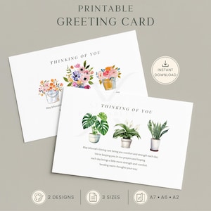 Può includere: Due biglietti d'auguri stampabili bianchi con illustrazioni ad acquerello. Un biglietto mostra tre bouquet di fiori in secchielli con il testo "THINKING OF YOU". Il secondo biglietto mostra tre piante in vaso con il testo "THINKING OF YOU".