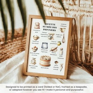 Pu&ograve; includere: Una stampa incorniciata con una cornice in legno con un'illustrazione ad acquerello di una ricetta vintage. La ricetta &egrave; intitolata "RECETTE SUCR&Eacute;E DES PIONNIERS" e include illustrazioni e testo relativi alla cottura. La stampa &egrave; esposta su uno sfondo neutro.