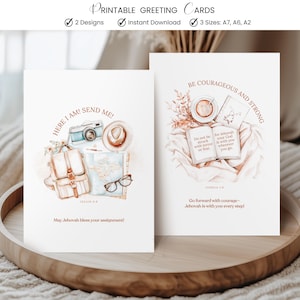 Könnte beinhalten: Zwei druckbare Grußkarten mit Aquarellillustrationen. Eine Karte zeigt Elemente zum Thema Reisen, darunter eine Kamera, einen Hut und eine Karte. Die andere Karte hat eine Tasse Kaffee und ein Buch mit inspirierendem Text. Die Karten sind in drei Größen erhältlich.