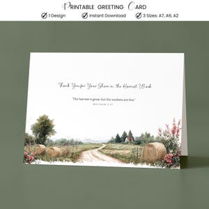 Può includere: Un biglietto di auguri stampabile con una scena di paesaggio ad acquerello con una strada sterrata, balle di fieno e una casetta. La carta include il testo "Thank You for Your Share in the Harvest Work" e un versetto biblico.