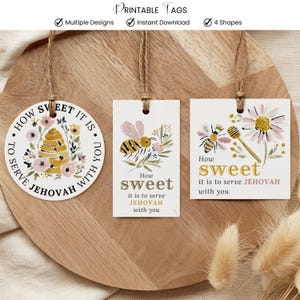 Puede incluir: Tres etiquetas imprimibles con ilustraciones de acuarela y texto. Una etiqueta es redonda con una colmena y flores. Dos etiquetas son rectangulares con abejas, flores y el texto "How sweet it is to serve Jehovah with you."