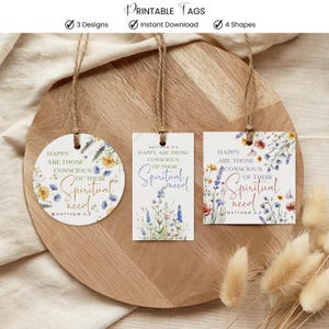 Op de afbeelding: Drie bedrukbare labels met bloemmotieven en de tekst "Gelukkig zijn zij die zich bewust zijn van hun spirituele behoeften". De labels hebben een cirkel-, vierkante en rechthoekige vorm. De tekst "Printable Tags" staat bovenaan.