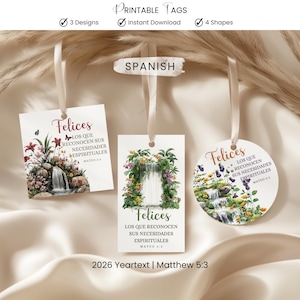 Op de afbeelding: Drie bedrukbare labels met bloemen- en watervalontwerpen. Elk label heeft het woord "Felices" en tekst in het Spaans. De labels zijn rechthoekig en cirkelvormig, met een lint om op te hangen. De tekst "2026 Yeartext | Matthew 5:3" staat onderaan.