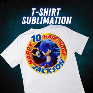 Op de afbeelding: Wit T-shirt met een gouden cirkelvormig ontwerp met Sonic the Hedgehog, de tekst "Happy 10th Birthday Jackson" en een blauwe ring.