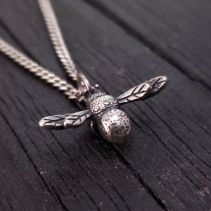 Collar con dije de abeja diminuta: plata esterlina 925 maciza fundida a mano: regalo de joyería completamente tridimensional para ella