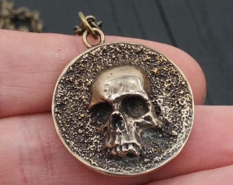 Piraten Schädel Medaillon Anhänger Halskette - Massiv Gold Bronze - Antike oxidierte Hand polierte Finish - auf einer passenden Kette aufgehängt - Doubloon