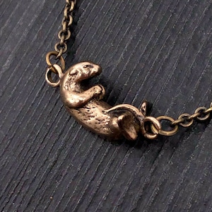 Floating Otter Anhänger Charm Halskette, Solid Juwelier Bronze