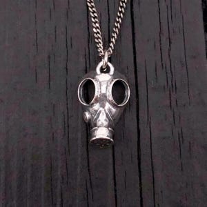 Collar con colgante de máscara de gas en plata de ley maciza