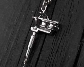 Colgante de máquina de tatuaje: plata de ley maciza, herramienta de tatuaje clásica detallada