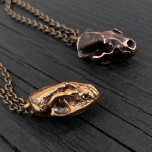 Collar de calavera de hiena de bronce macizo: colgante africano con manchas, acabado oxidado / regalo de joyería, detalles 3D