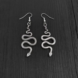 Pendientes de serpiente de jardín en plata de ley maciza con forma de colúbrido