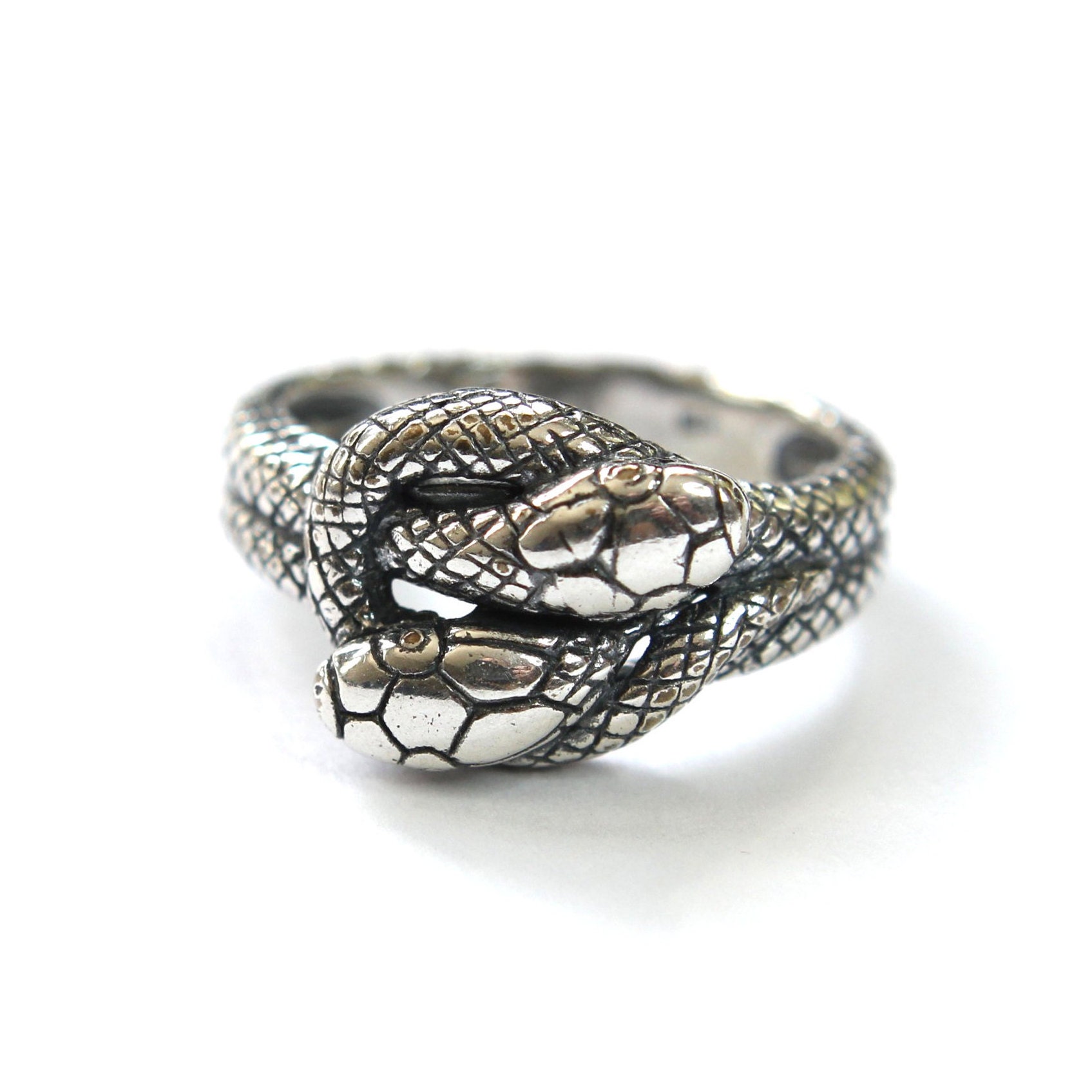 кольцо голова змеи. готические кольца. кольцо 2022 серебро регулируемое змея чёрная. медное кольцо со змеей. серебряное кольцо «змея».