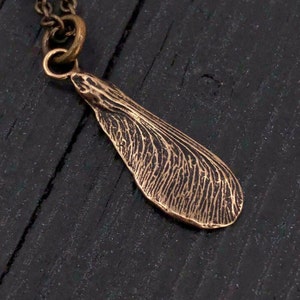 Collar con colgante de llave de arce de bronce fundido a partir de semillas reales