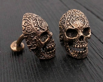 Manschettenknöpfe mit floralen Schnitzereien | Dia de Los Muertos inspiriert Grinsen Schädel Manschettenknöpfe Set von Moon Raven