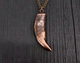Collar con colgante de diente canino de lobo de Alaska grande, de bronce macizo.