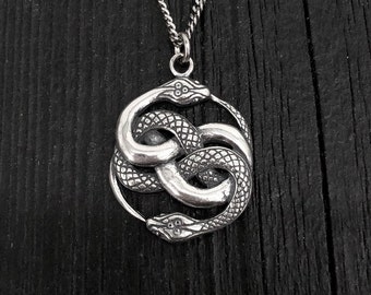 Collar colgante Auryn Double Ouroboros Charm - Plata de ley .925 fundida a mano sólida - Acabado oxidado pulido - Múltiples opciones de cadena