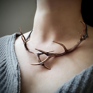Chokerketting met elandgewei in massief gegoten brons - handgemaakt statementstuk