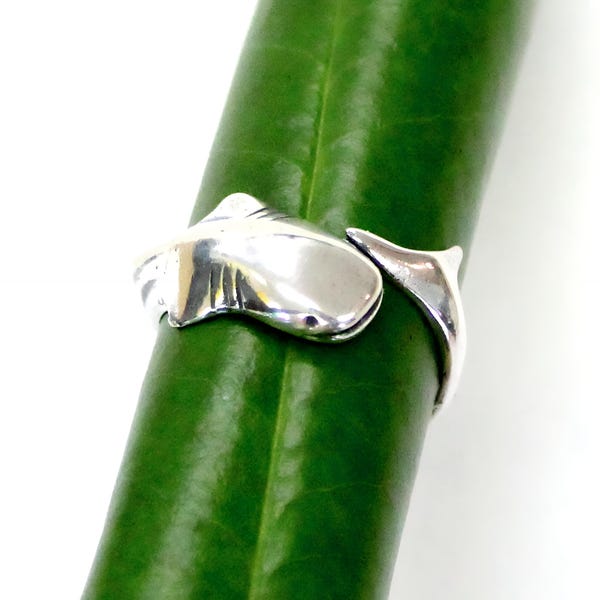 Anello a forma di squalo balena in argento sterling ossidato, gioiello di tendenza per gli amanti dell'oceano.