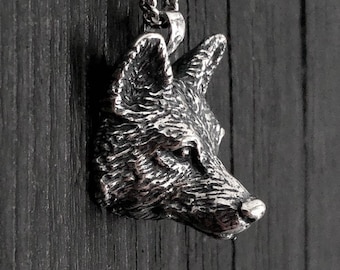 Realistischer Wolfskopf Anhänger aus versilberter Weißbronze