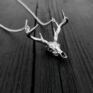 Collar con colgante de cráneo de venado de cola blanca imagen 11