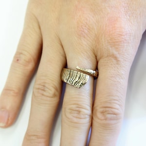 Pierścień z rogu barana: lite brązy, szczegółowa faktura – biżuteria unisex z wyrazistym wzorem