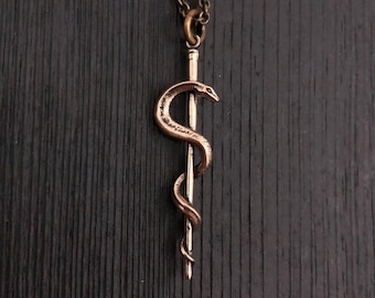 Handgegoten bronzen hanger in de vorm van een staf van Asclepius: Medisch sieraad, cadeau