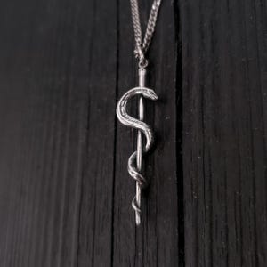 Colgante de plata de ley con la vara de Asclepio: Joyería con símbolo médico