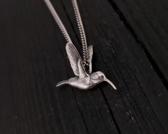 Collar con colgante de colibrí en plata de ley 925 maciza.