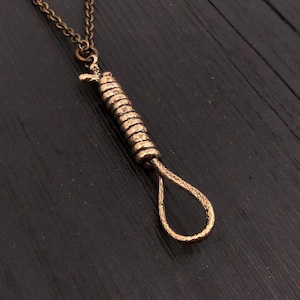 Colgante de bronce macizo con forma de lazo de verdugo, 13 vueltas de nudo de verdugo con torsión realista, 2,5 pulgadas.
