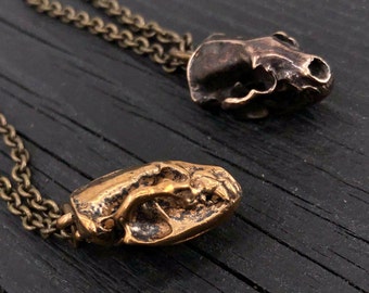 Hyena schedel ketting in massief brons