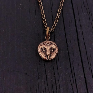 Collar con colgante de cara de búho común de bronce macizo - 1/2" de diámetro