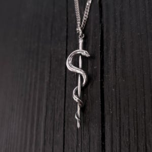 Collier avec pendentif tige d&#39;Asclépios - Argent massif moulé à la main 925 - Bâton d&#39;Esculape - Cadeau bijoux unisexe secouriste médical