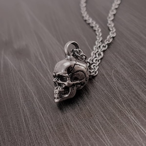 Halskette aus Sterlingsilber mit Totenkopf-Urne als Erinnerungsstück